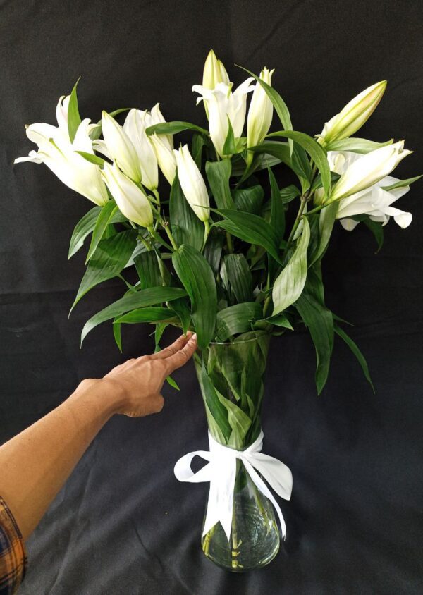 Luxurious flowers arrangement 8pcs white lily with vase