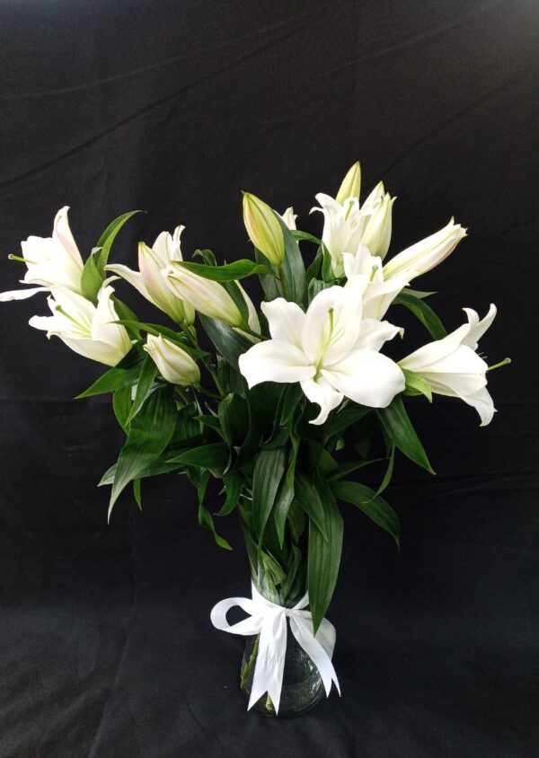 Luxurious flowers arrangement 8pcs white lily with vase