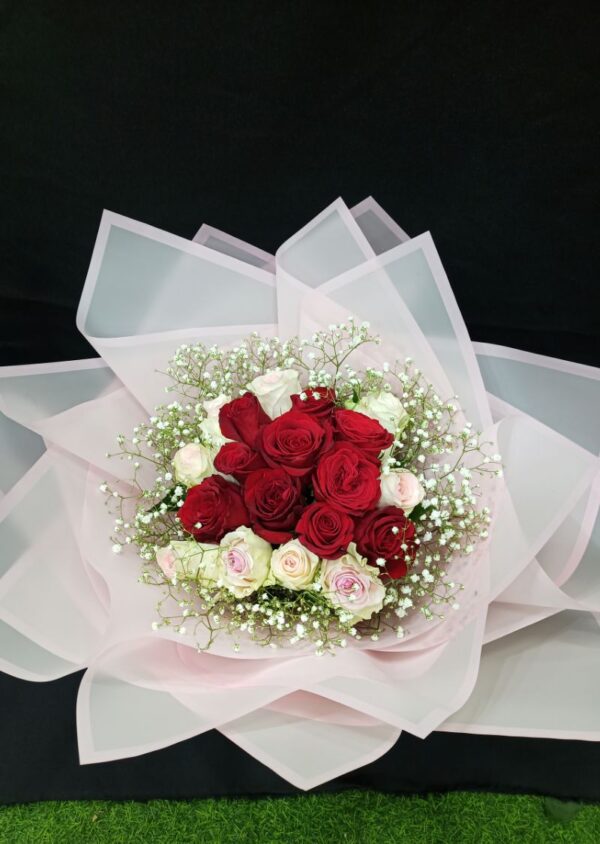 20pcs red and pink roses bouquet