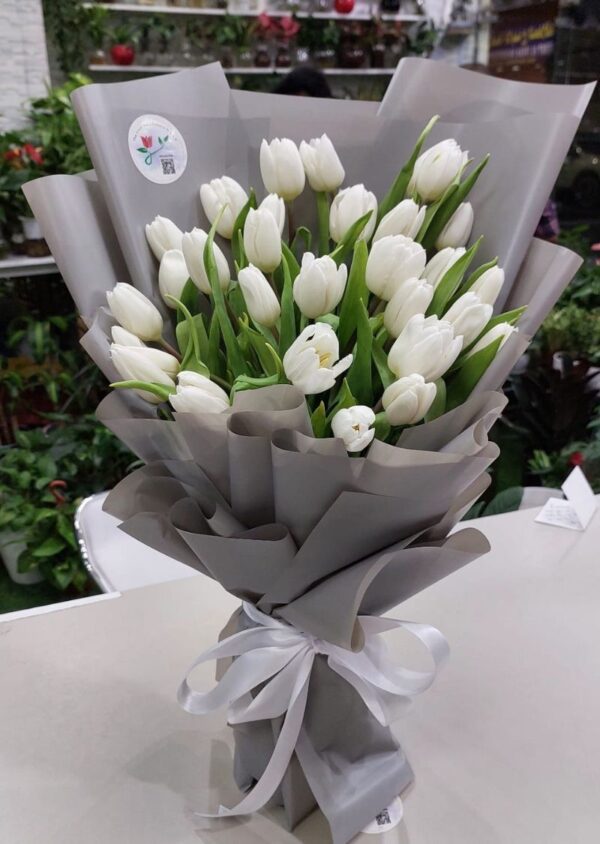 Elegant White Tulip Flower Bouquet - Fresh Handpicked Blooms for Any Occasion.