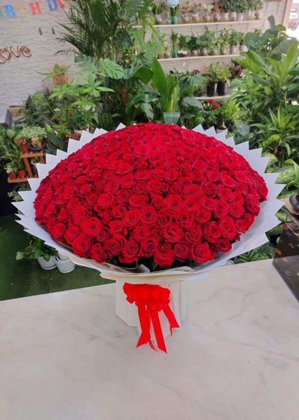 Luxury Red Roses Bouquet 300pcs - Elegant and Grand Floral Arrangement