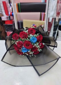 Elegant Red and Blue Roses Bouquet in Dubai – Perfect Gift for Birthday, Anniversary, or Special Occasions