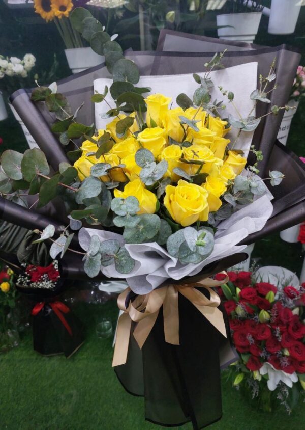 Elegant Yellow Roses Bouquet - Vibrant Floral Arrangement for Any Occasion.