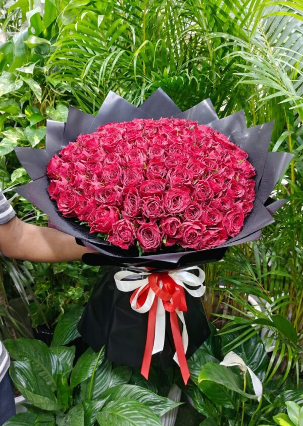 Elegant bouquet of 100 fresh red roses, arranged for romantic occasions with delivery in Dubai and Sharjah.