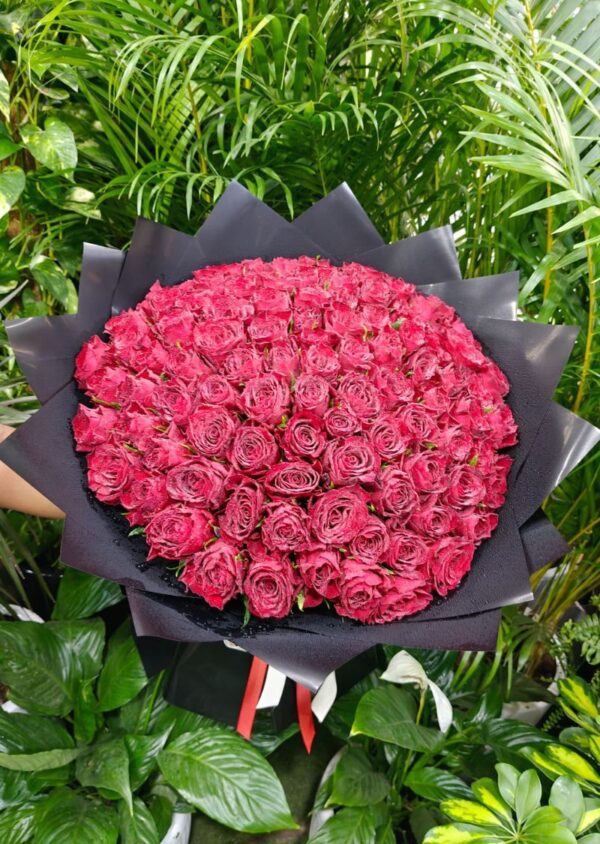 Elegant bouquet of 100 fresh red roses, arranged for romantic occasions with delivery in Dubai and Sharjah.