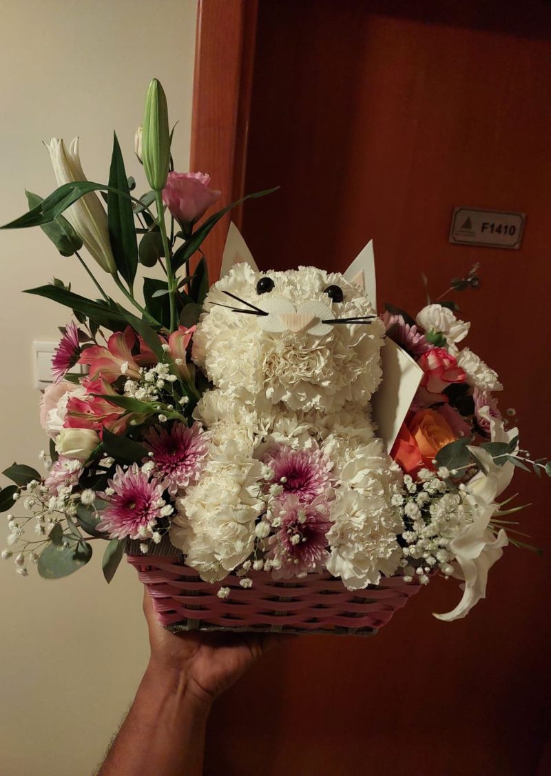 Fresh Flower Cat Arrangement | Unique Flower Design UAE