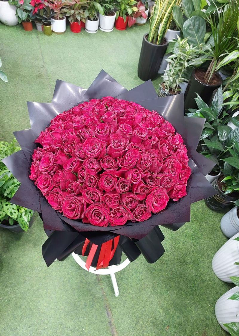 100pcs Luxury Red Roses Bouquet – Perfect Valentine’s Day Gift