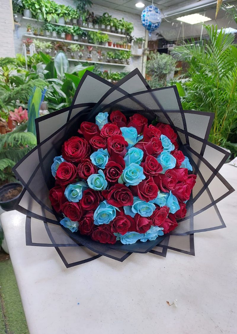 Red and Blue Roses Bouquet – Flower Shop Dubai