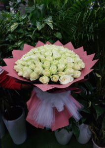 Elegant 101 White Roses Bouquet wrapped in pink paper with a tulle ribbon – Perfect gift for weddings and special occasions in Dubai.