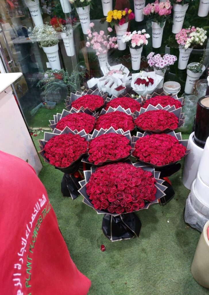 Luxury red roses big bouquet in Dubai flower shop – 100, 150, 200 roses arrangements for weddings, anniversaries, and same-day delivery.