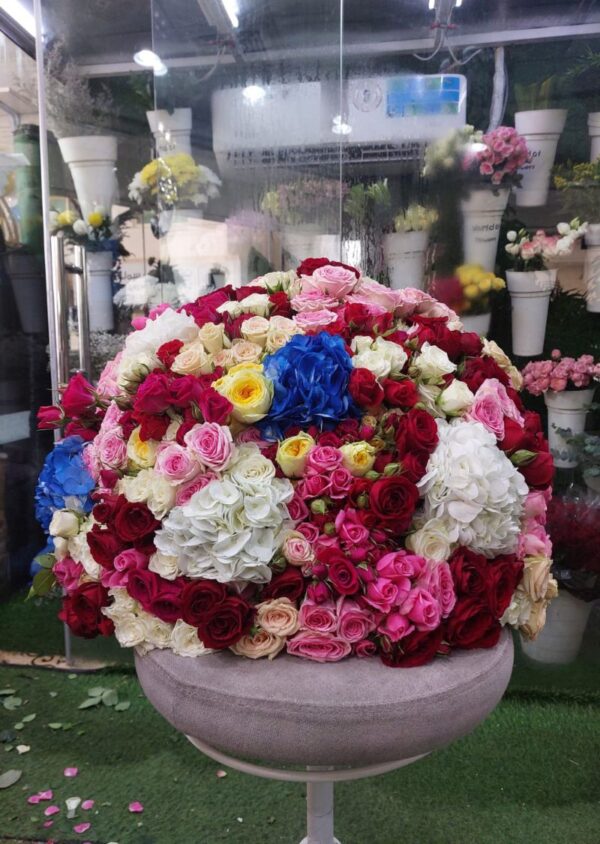 Luxury 101 Spray Roses & 5 Hydrangea Bouquet – Premium Colorful Flower Arrangement Dubai - Image 3
