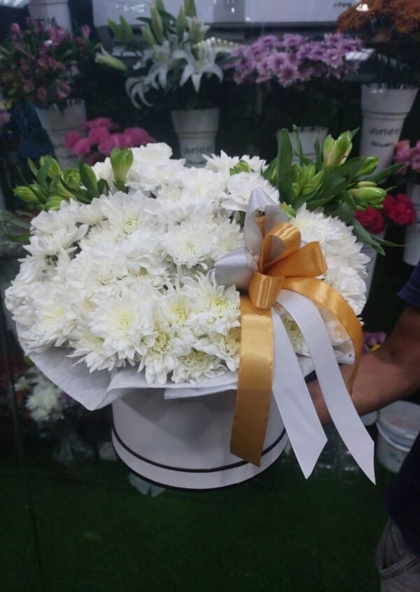 White Chrysanthemum Flower Box in Dubai | Luxury Hat Box Arrangement