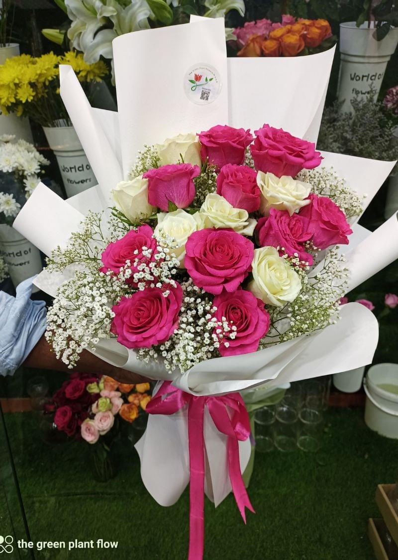Pink and white rose bouquet with baby’s breath for luxury flower delivery in Dubai