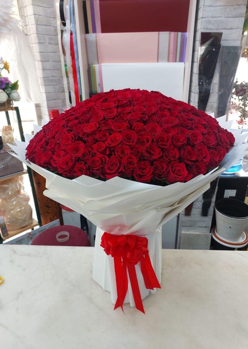 Luxury red roses bouquet - 300pcs - Image 4