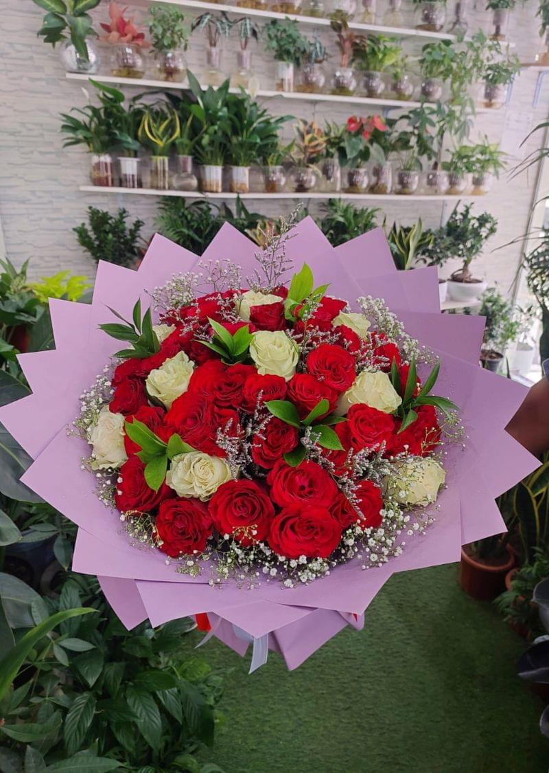 Red and White Mix Rose Bouquet - Image 3