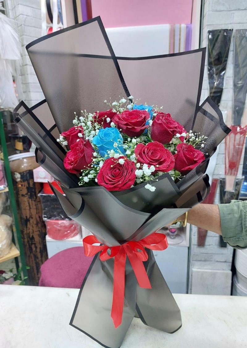 Elegant Red and Blue Roses Bouquet - Image 2