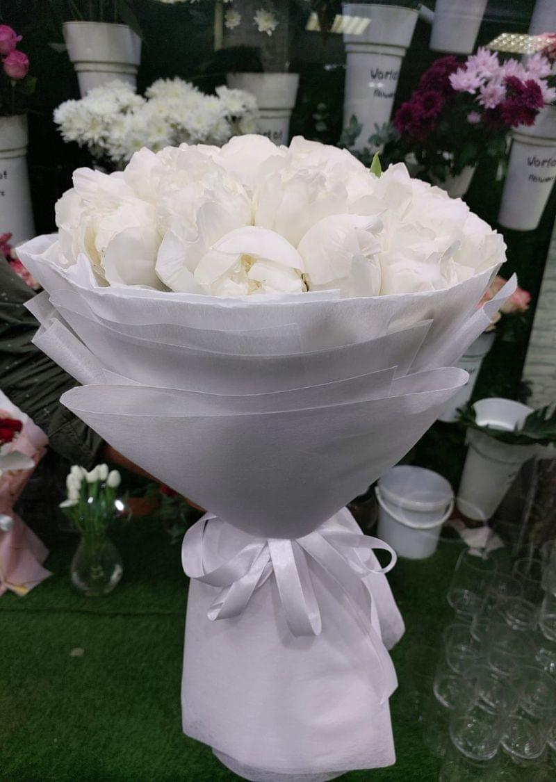 Elegant White Peony Bouquet for Weddings.