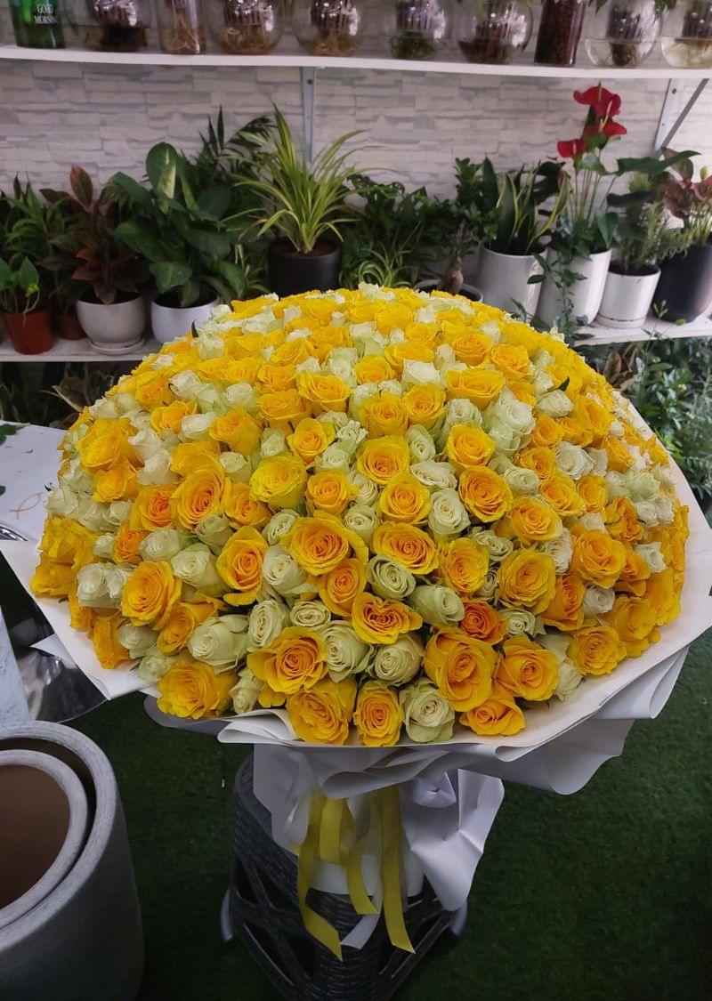 Yellow and white roses bouquet with fresh premium roses arranged in a luxury hand-tied floral design