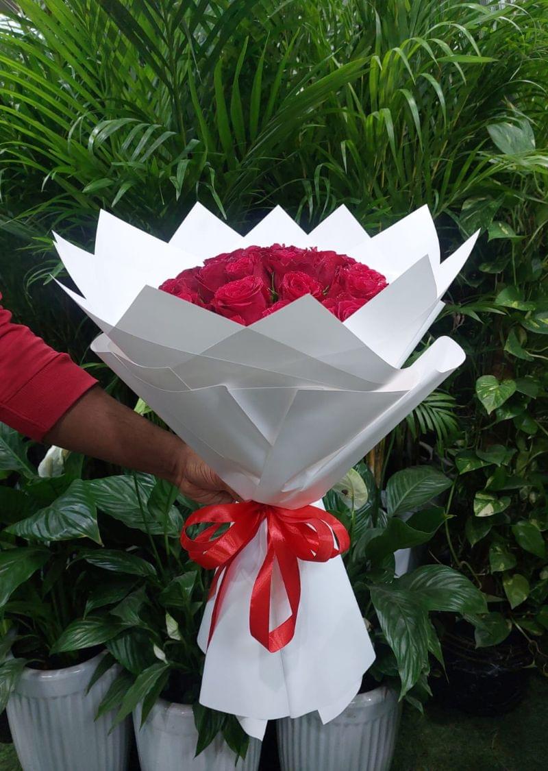 21 Red Roses Bouquet - Elegant Floral Gift for Special Occasions - Image 4