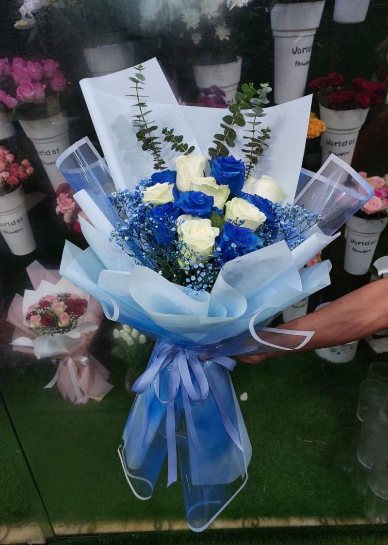 Blue and White Rose Bouquet – Premium Flower Arrangement in Dubai - Image 2