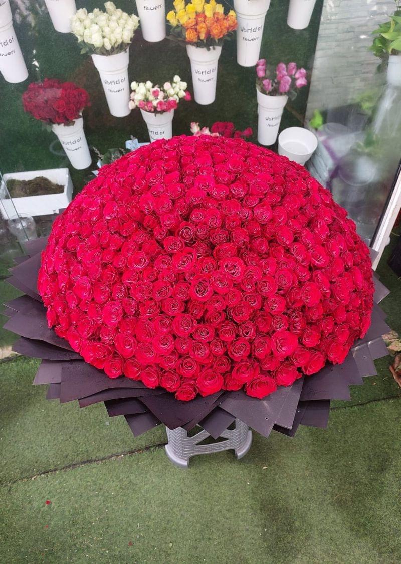Exquisite luxury bouquet of 500 fresh red roses arranged in a circular design, perfect for weddings, anniversaries, and grand celebrations in Dubai.