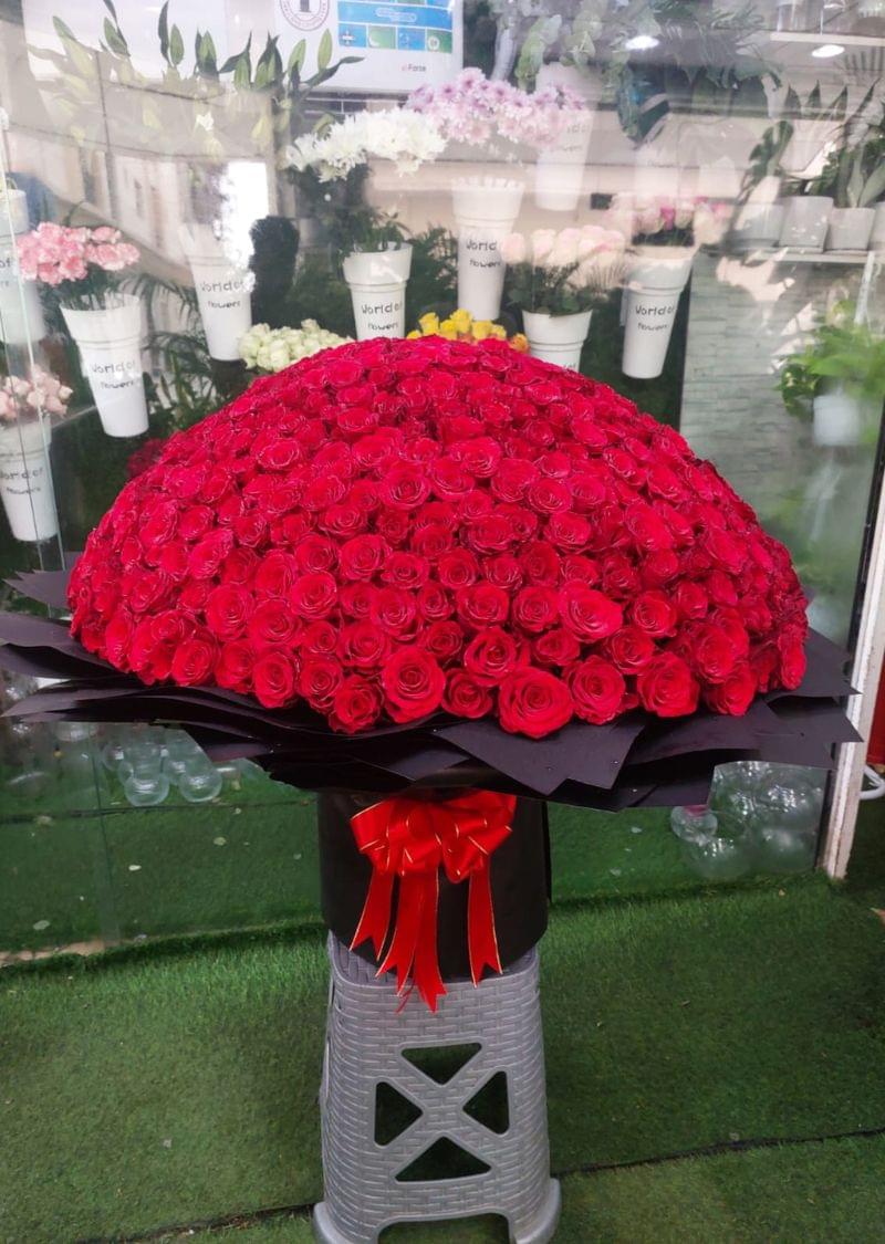 Exquisite luxury bouquet of 500 fresh red roses arranged in a circular design, perfect for weddings, anniversaries, and grand celebrations in Dubai.