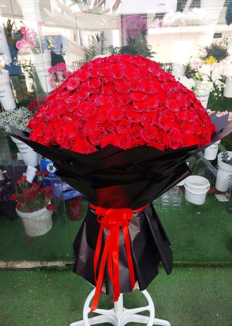Luxurious 500 Red Roses Bouquet - Image 2