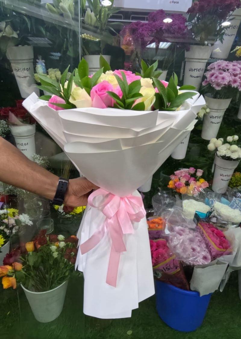 Pink and White Rose Bouquet – Fresh Flowers Delivery in Dubai - Image 2