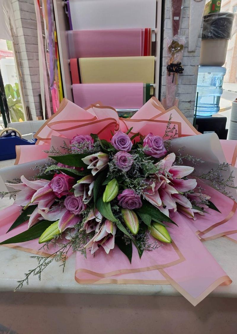 Beautiful pink lily and rose bouquet wrapped in pink paper – perfect flower gift for birthdays, anniversaries, and same-day delivery in UAE