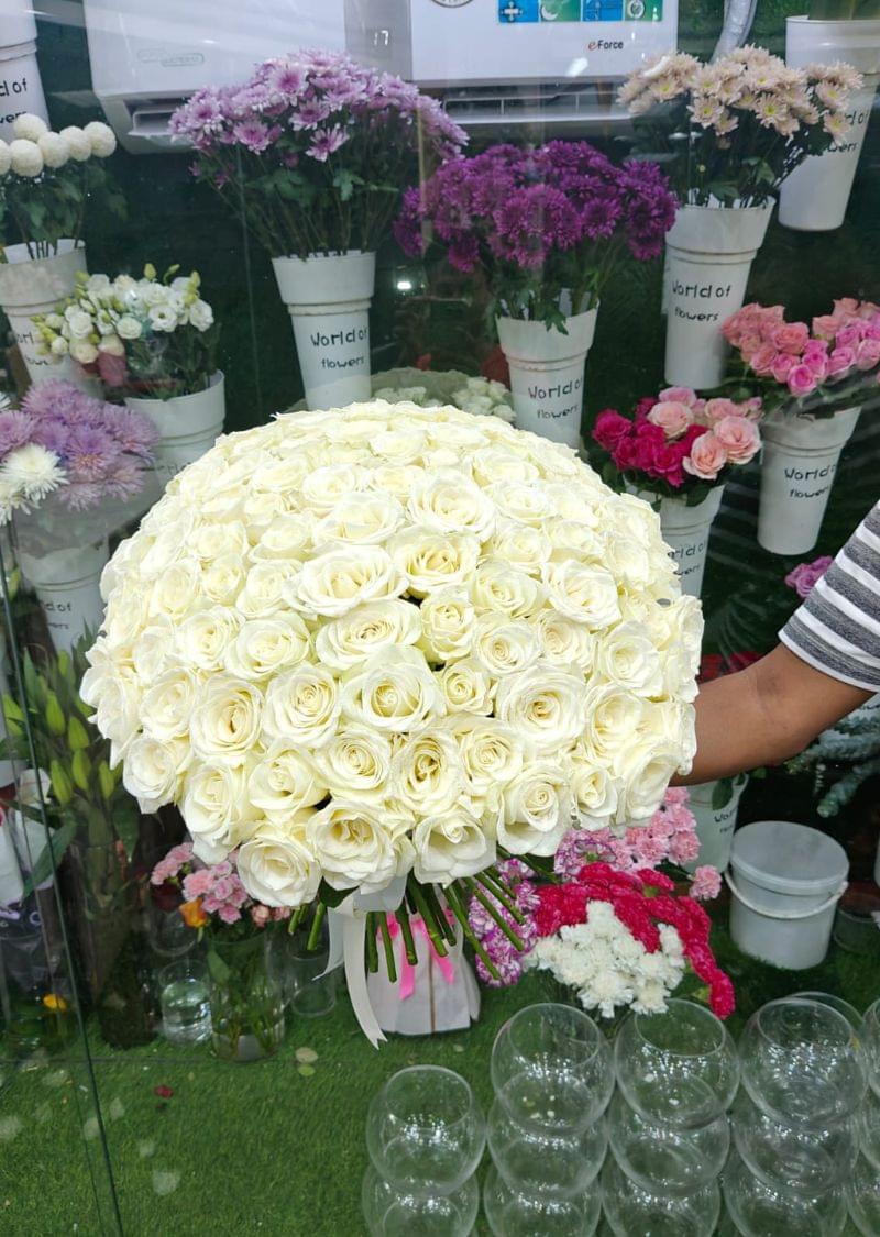 101 white roses bouquet with fresh premium roses, elegant floral arrangement for special occasions in Dubai